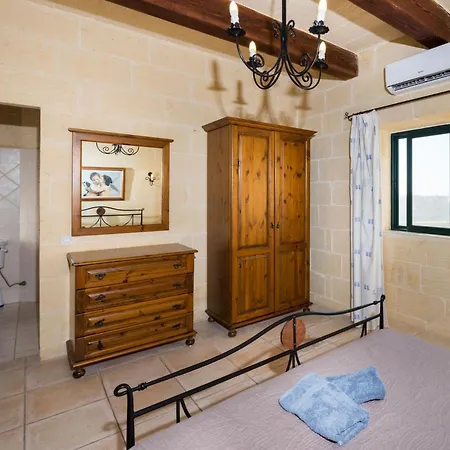Case de vacanță 3 Bedroom Holiday With Private Pool And Views Nadur