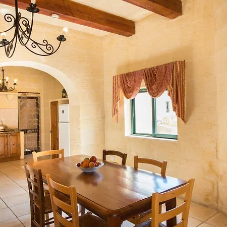 3 Bedroom Holiday With Private Pool And Views Case de vacanță Nadur