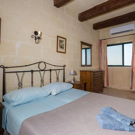 3 Bedroom Holiday With Private Pool And Views Nadur
