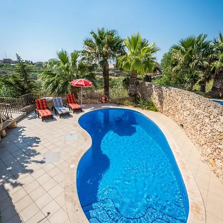 3 Bedroom Holiday With Private Pool And Views *